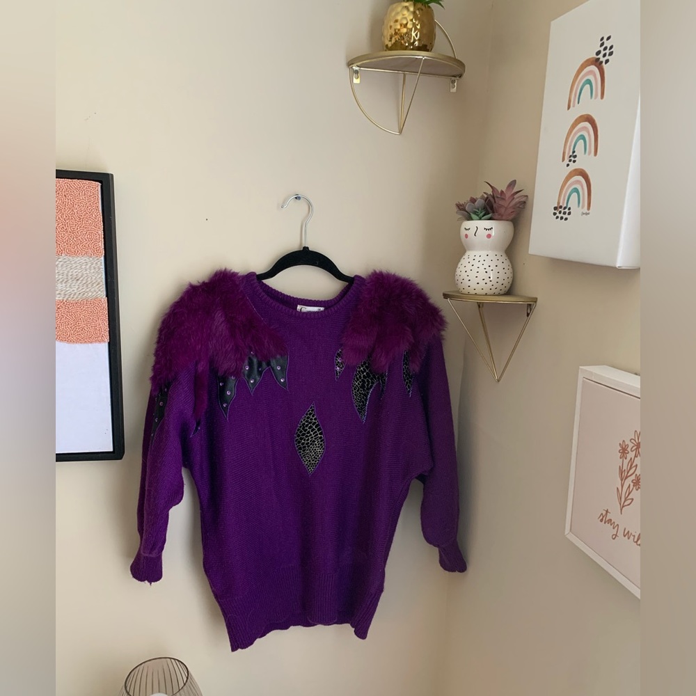 ✨Career feathered sweater✨